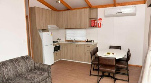 Гостиница Riverside Cabin Park в Шеппартоне