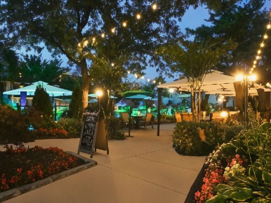 Фото Holiday Inn Westbury - Long Island, an Ihg Hotel