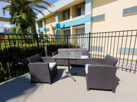 Фото Garnet Inn & Suites, Orlando