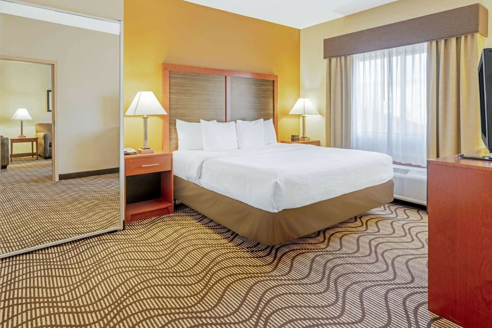 Фото La Quinta Inn & Suites by Wyndham Midwest City - Tinker Afb