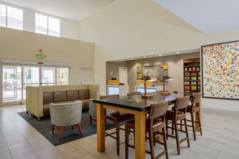 Фото Holiday Inn Express Tampa N I-75 - University Area, an Ihg Hotel