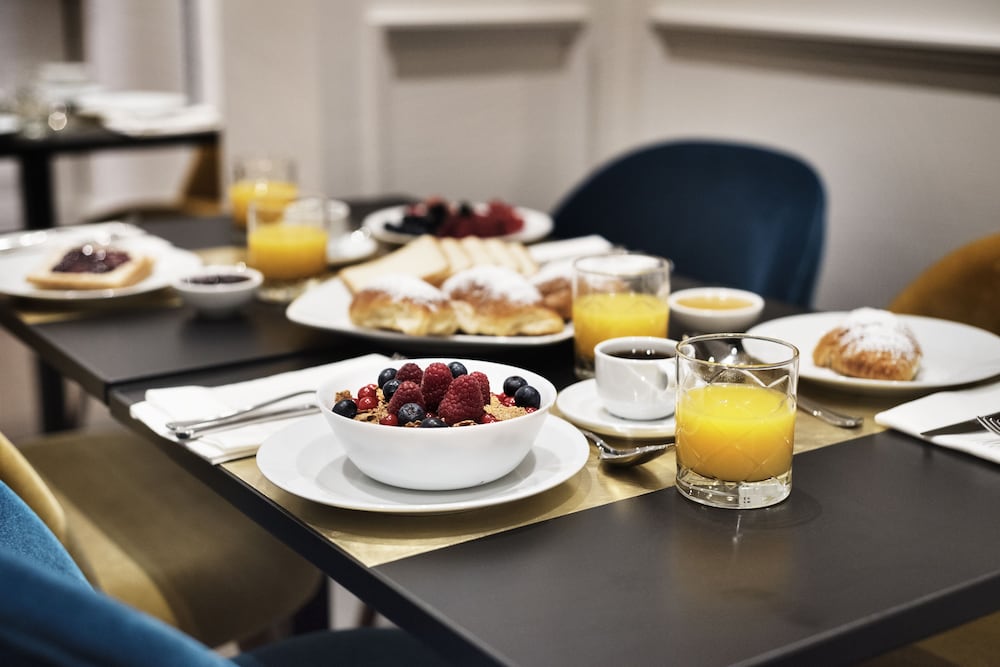 Фото The Shire Hotel