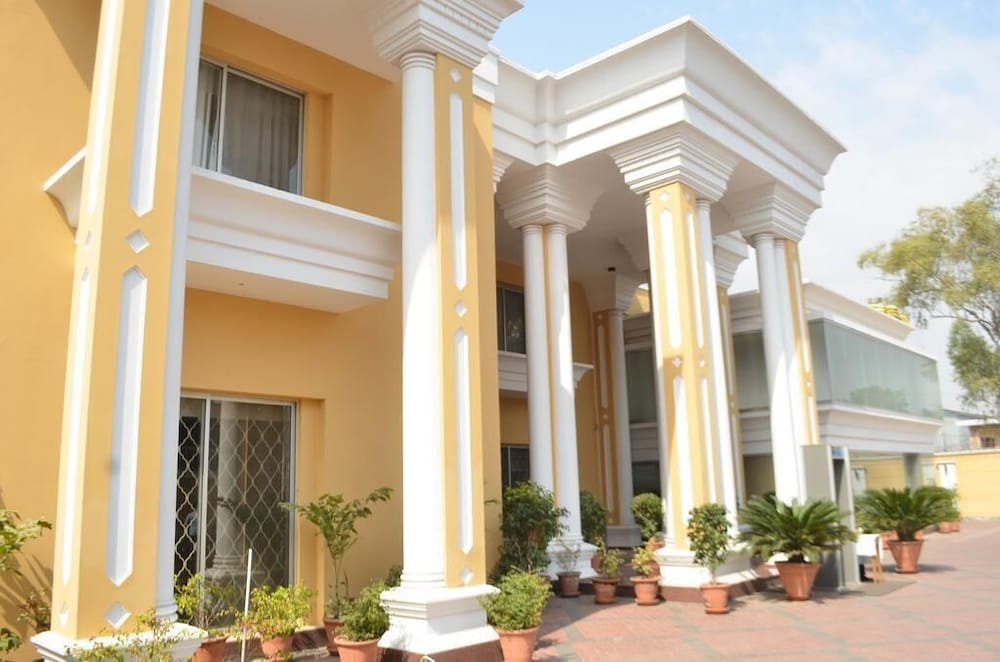 Фото Отель One Tariq Road