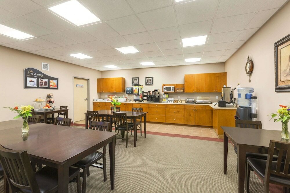 Фото Days Inn by Wyndham Chetwynd