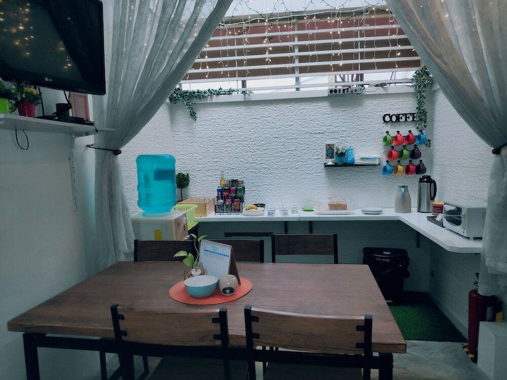 Фото Crossroads Hostel Manila