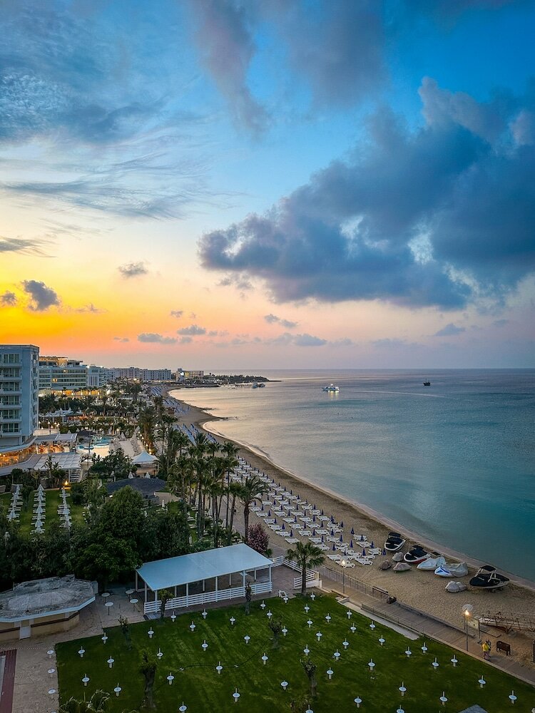 Фото Silver Sands Beach Hotel