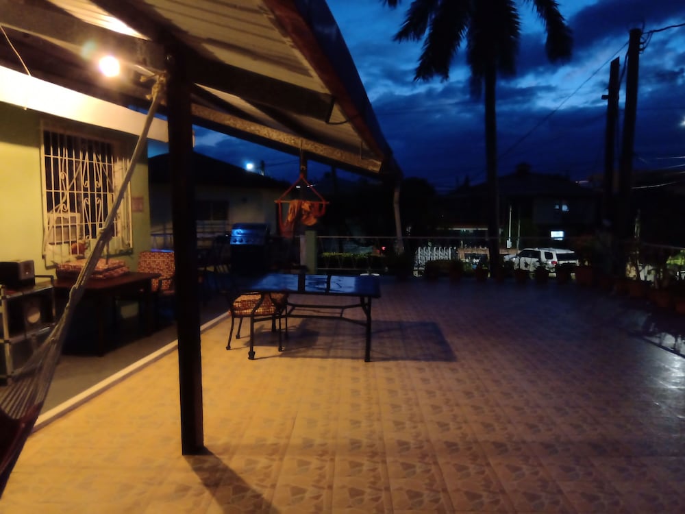 Фото The Red Hut Inn