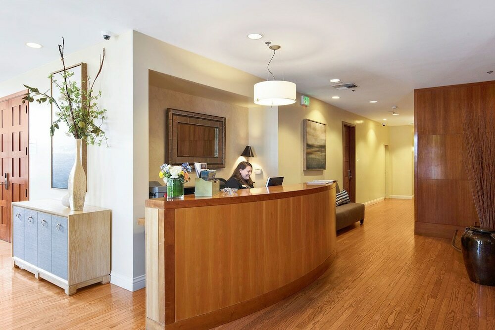 Фото Waters Edge Hotel