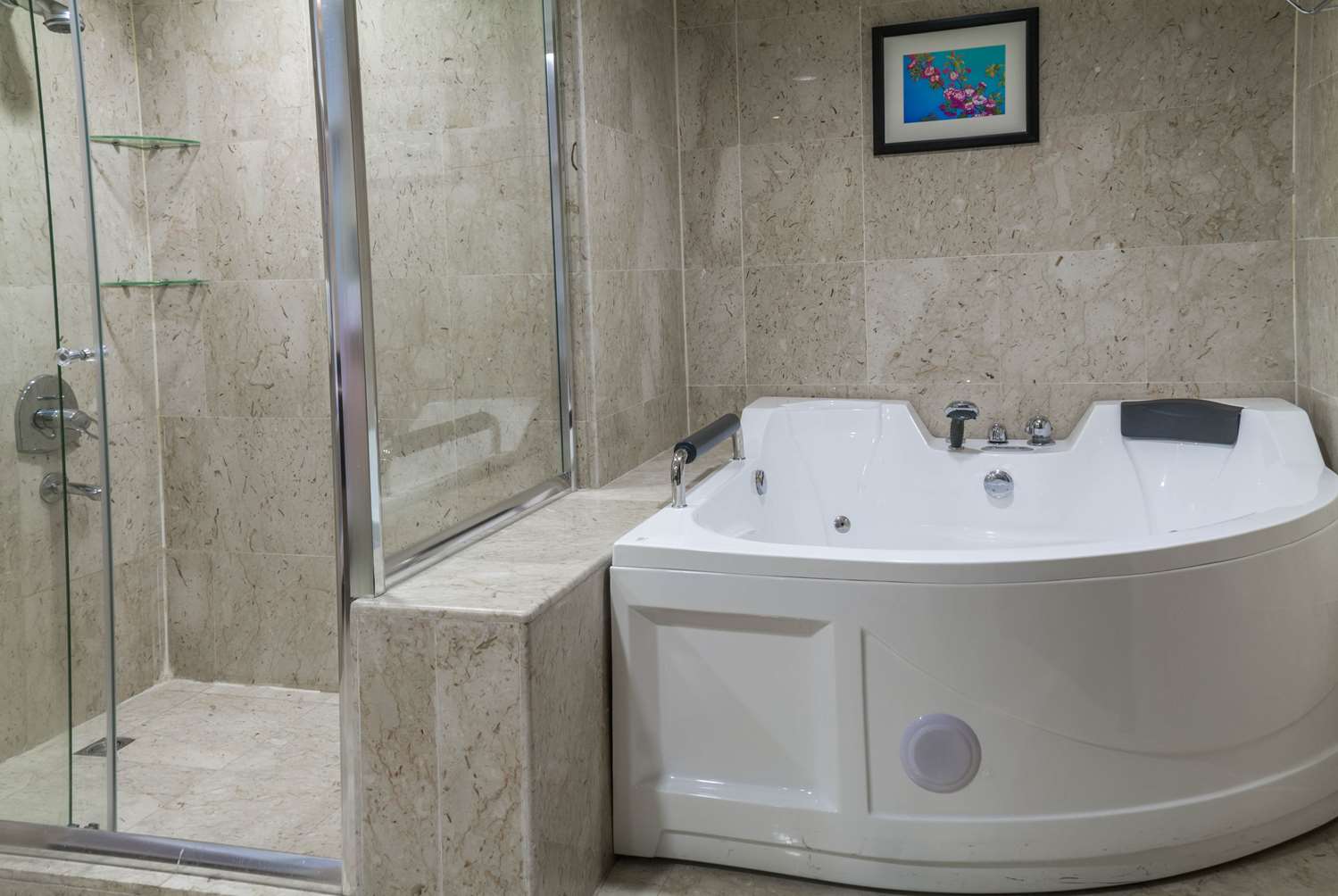 Фото Days Inn by Wyndham Hotel Suites Amman