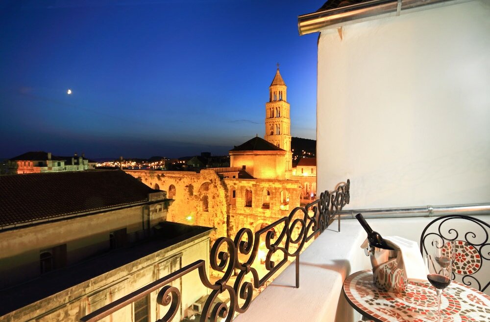 Фото La Porta Luxury Rooms