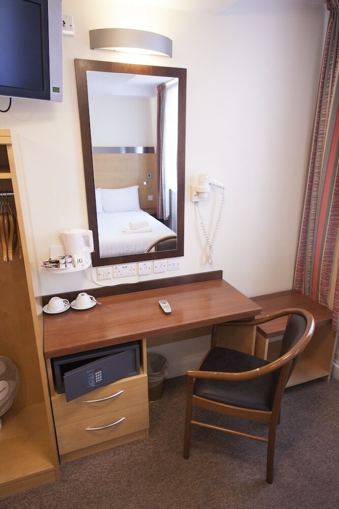 Фото Maiden Oval Hotel