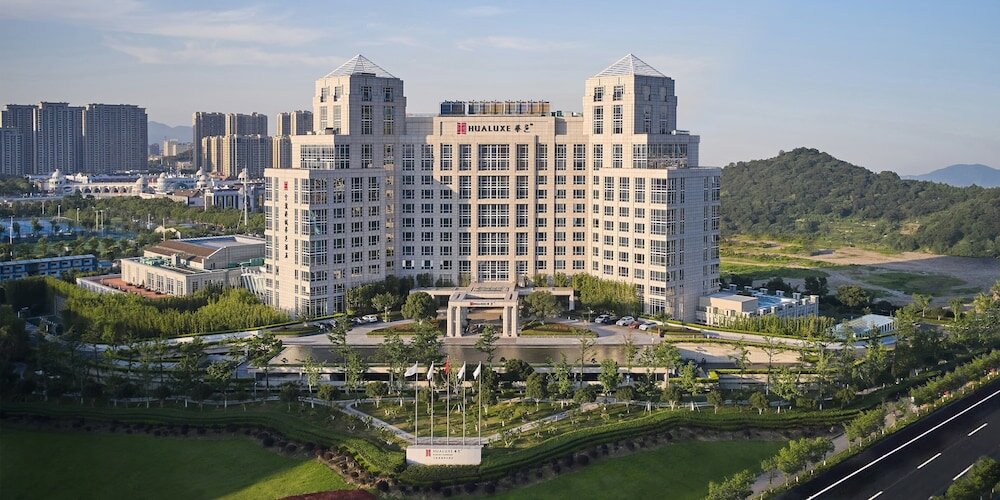 Фото Hualuxe Ningbo Harbor City, an Ihg Hotel