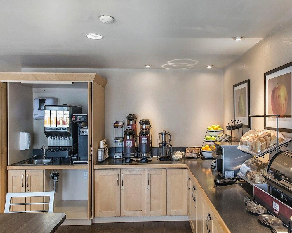 Фото Comfort Inn Hwy 401