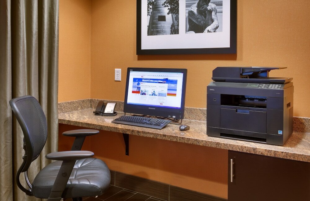 Фото Holiday Inn Express and Suites Overland Park, an Ihg Hotel