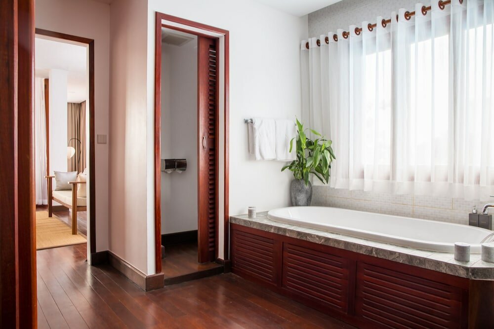 Фото Amanjaya Pancam Suites Hotel