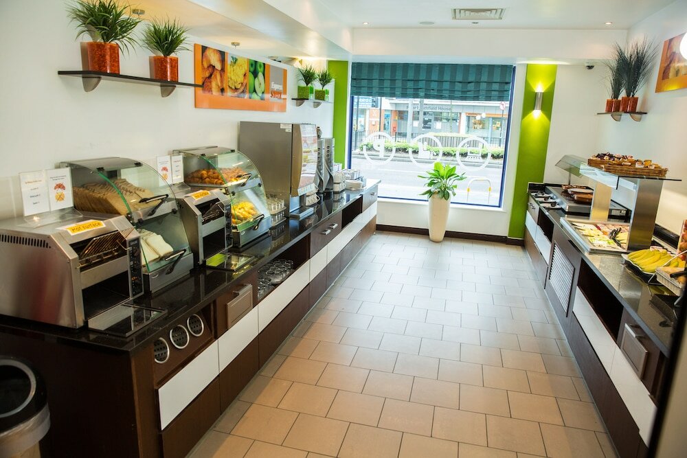 Фото Holiday Inn Express London - Stratford, an Ihg Hotel