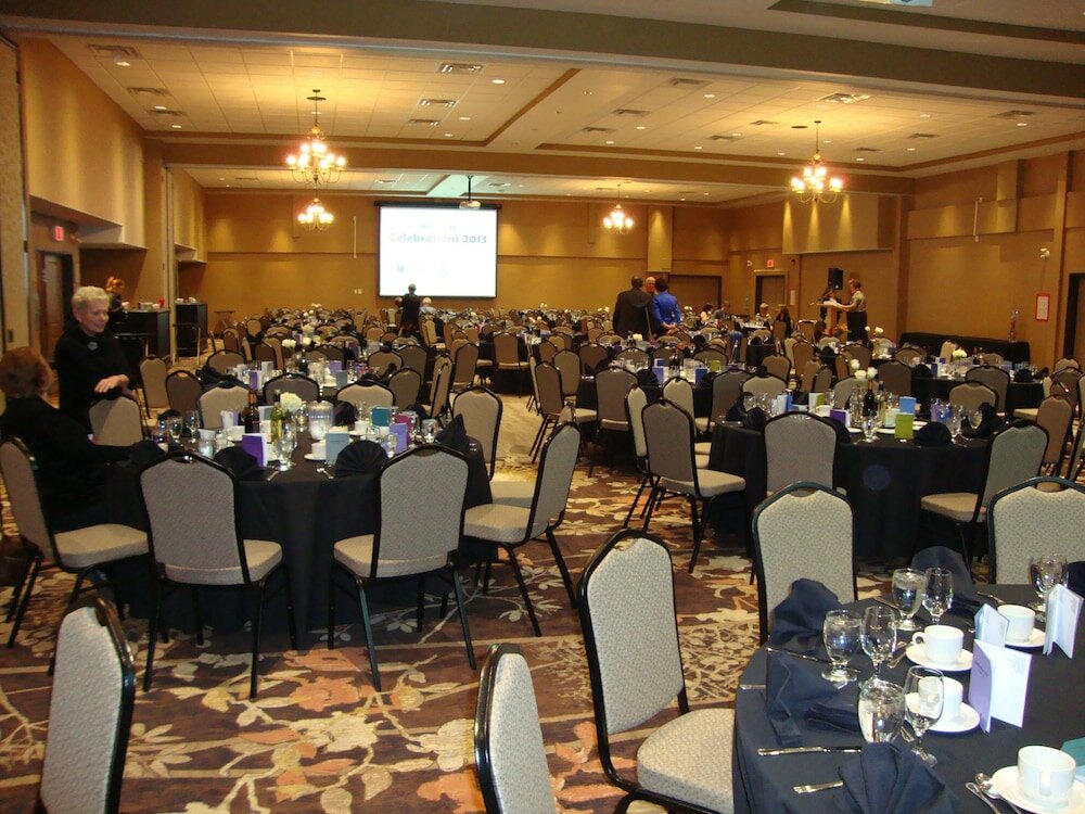 Фото Pomeroy Inn & Suites at Olds