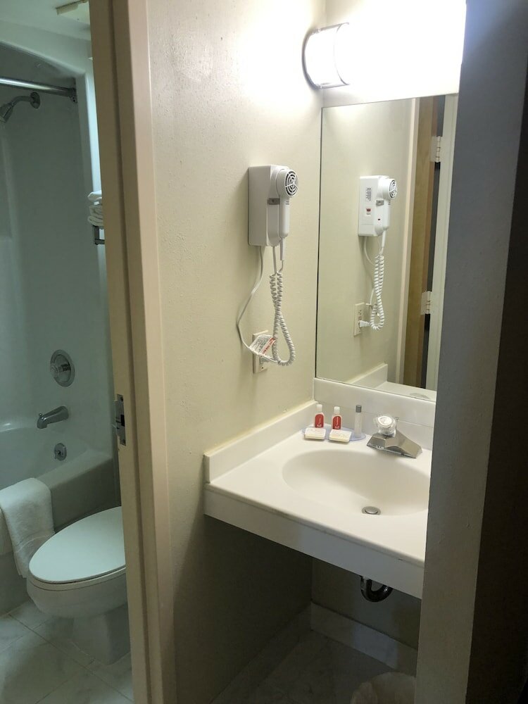 Фото Econo Lodge Metro