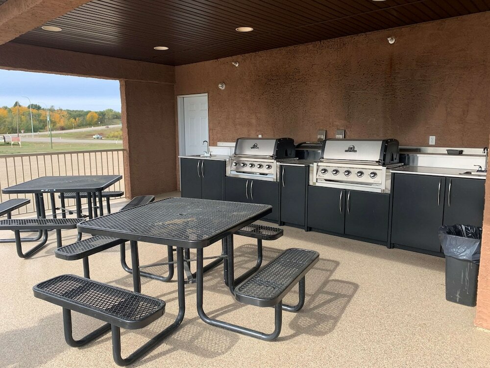 Фото Surestay Plus by Best Western Hardisty