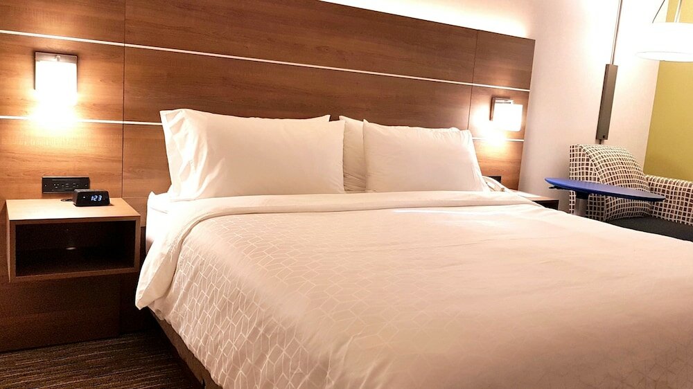 Фото Holiday Inn Express & Suites Surrey, an Ihg Hotel