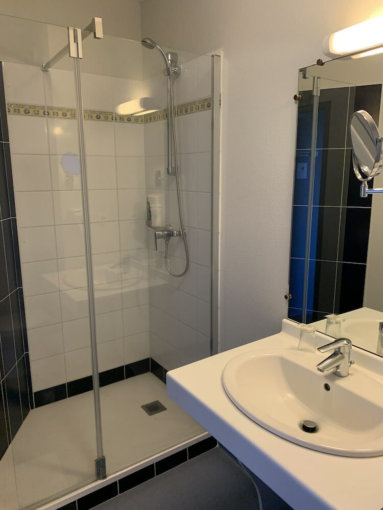 Фото Hôtel Les Commerçants