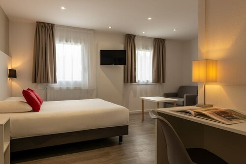 Внешний вид отеля Hôtel The Originals Bernay Acropole в Берне, фото 3