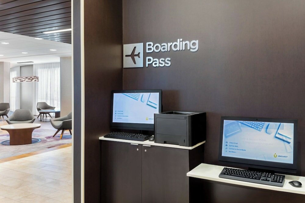 Фото Courtyard by Marriott Wayne Fairfield