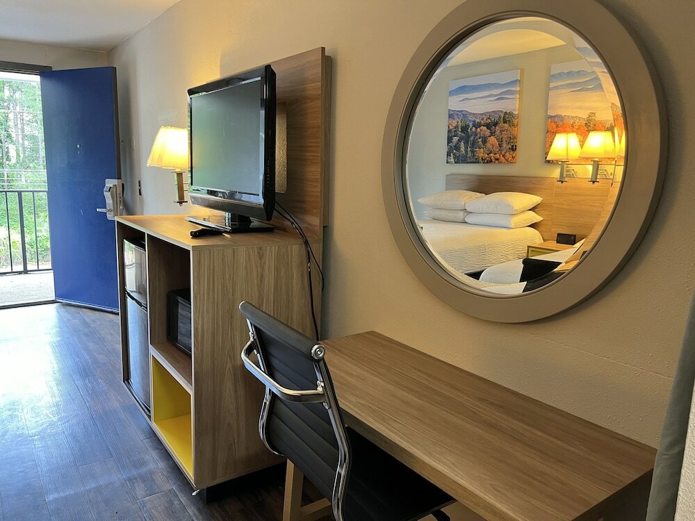 Фото Days Inn by Wyndham College Park Airport Best Road