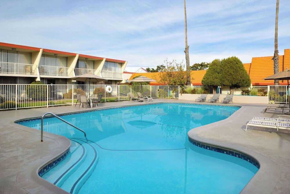 Фото Travelodge by Wyndham Monterey Bay