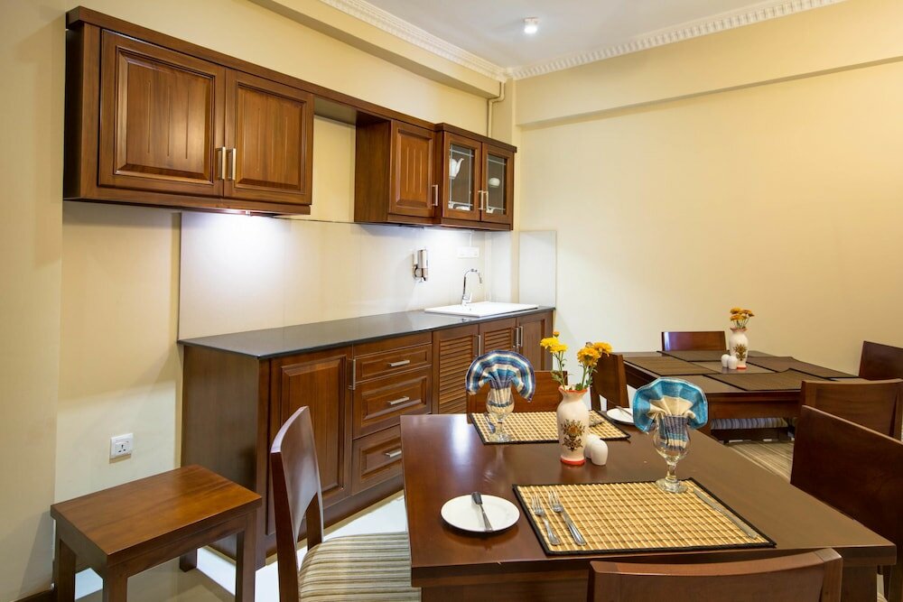 Фото Ceyloni City Hotel