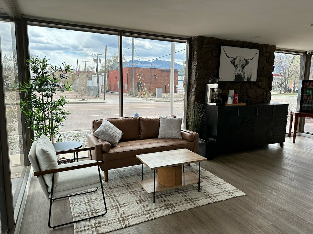 Фото Travelers Uptown Motel