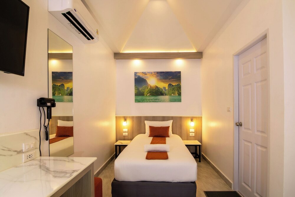 Фото Phuket Airport Hotel