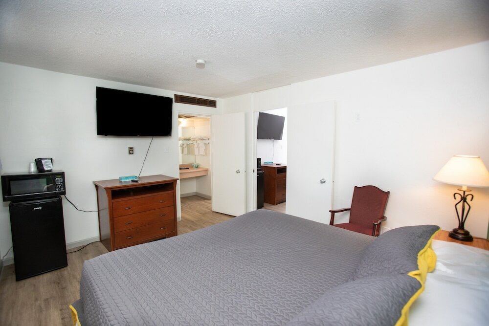 Фото Travelers Uptown Motel