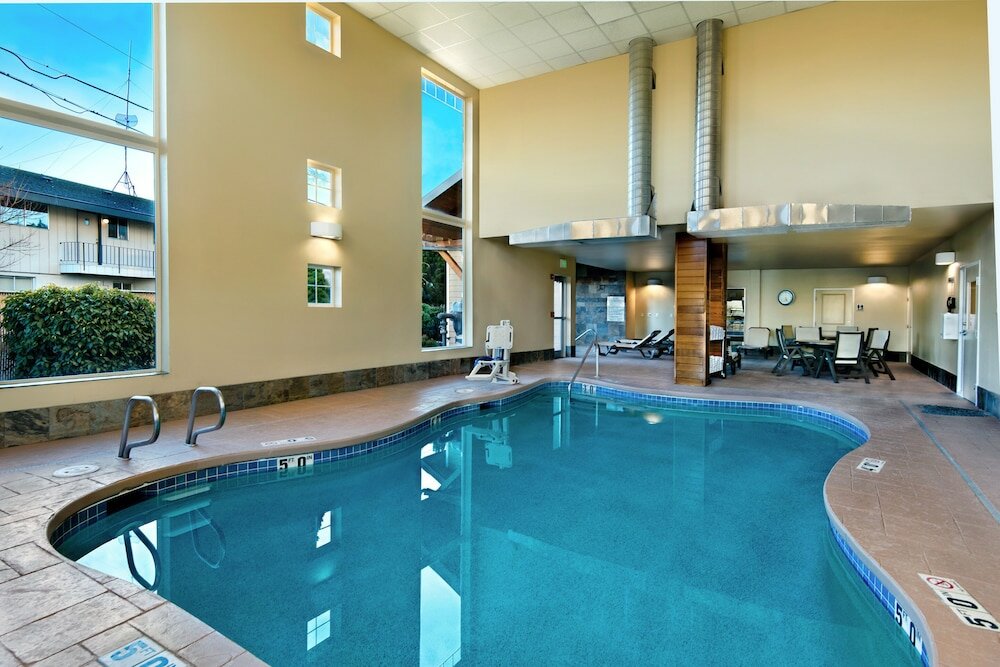 Фото Oxford Suites Silverdale