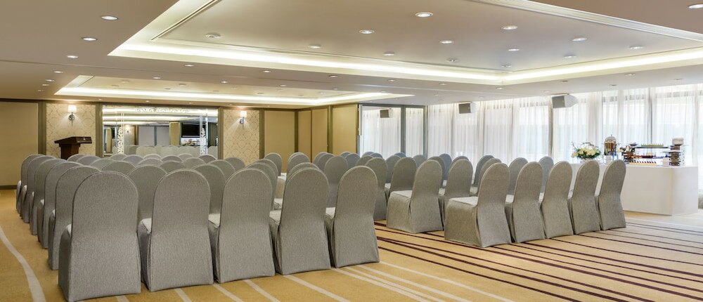 Фото The Royal Pacific Hotel and Towers