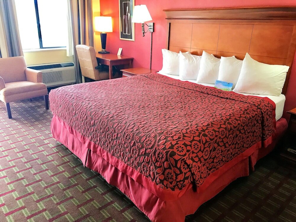 Фото Days Inn by Wyndham East Albuquerque