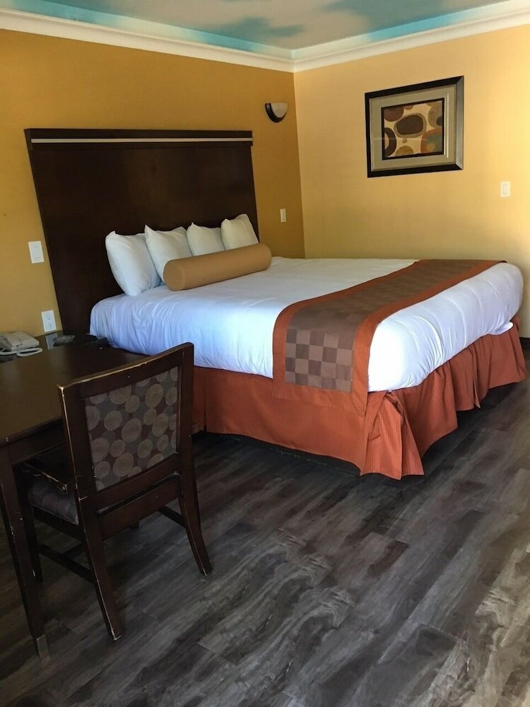 Фото Hollywood Palms Inn and Suites