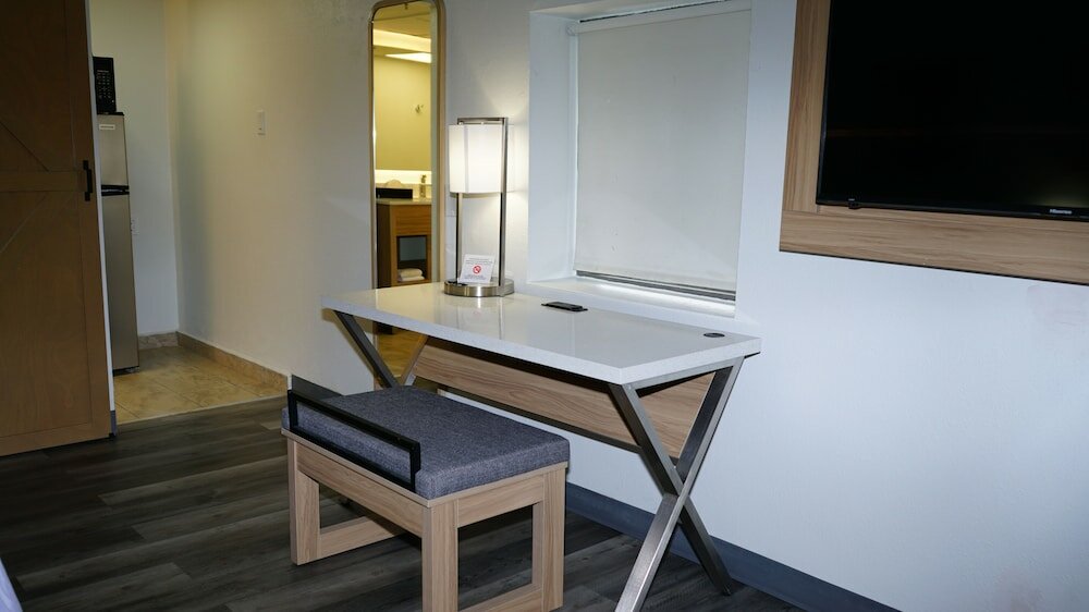 Фото Airport Waterfront Inn