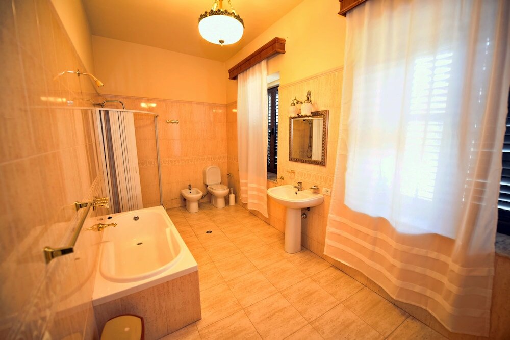 Фото Rose Garden Hotel