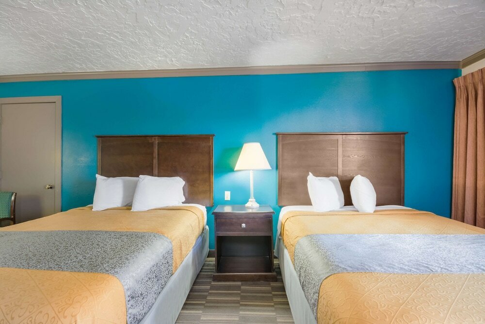 Фото Econo Lodge Inn & Suites