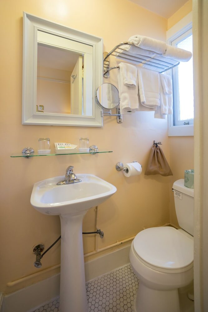 Фото The Andrews Hotel