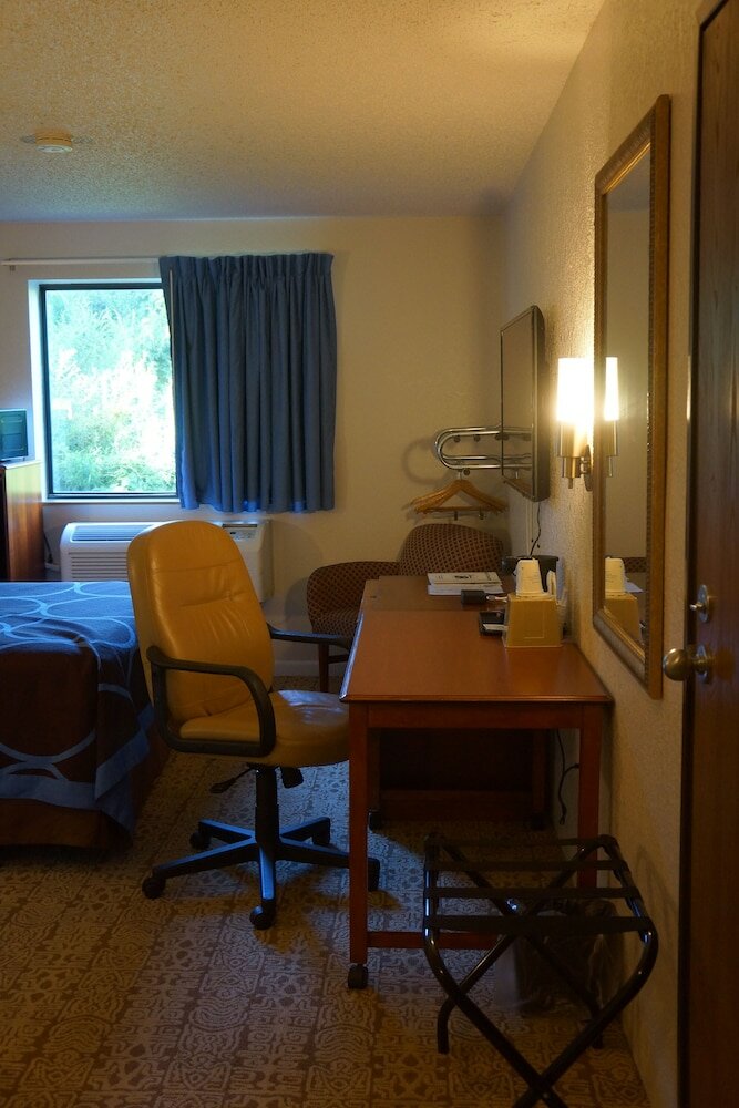 Фото Super 8 by Wyndham Delmont