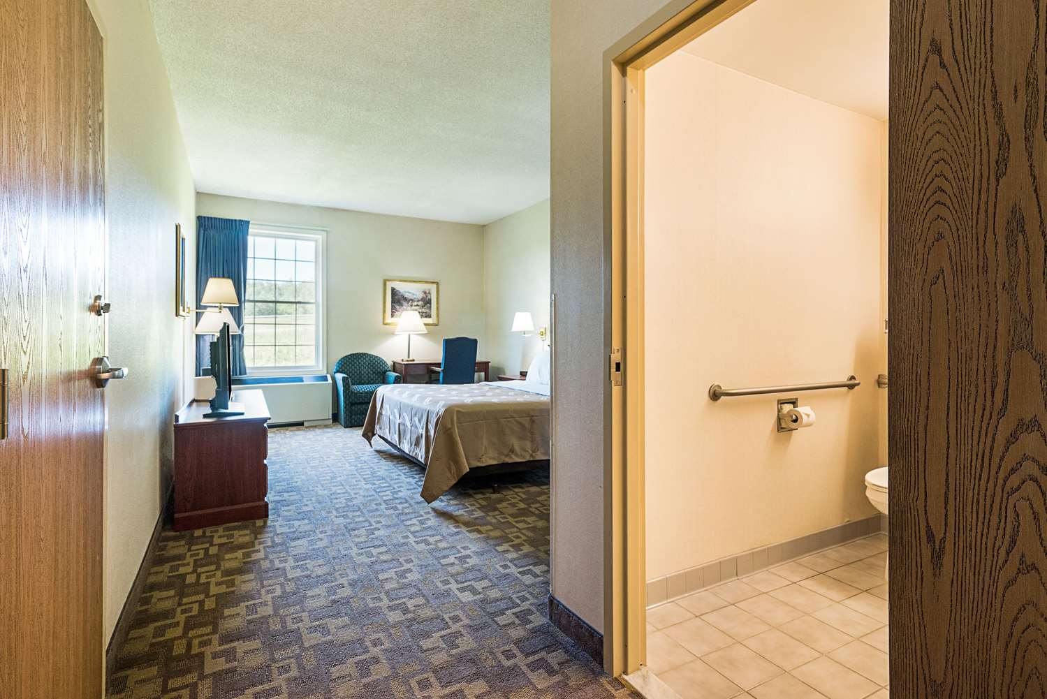 Фото Quality Inn & Suites Schoharie near Howe Caverns