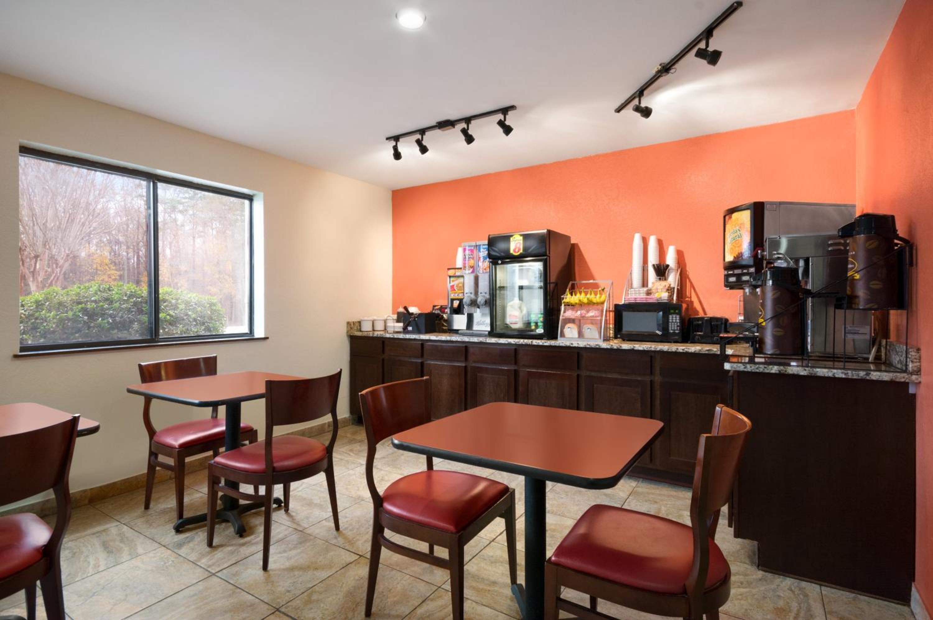 Фото Super 8 by Wyndham Charlotte University