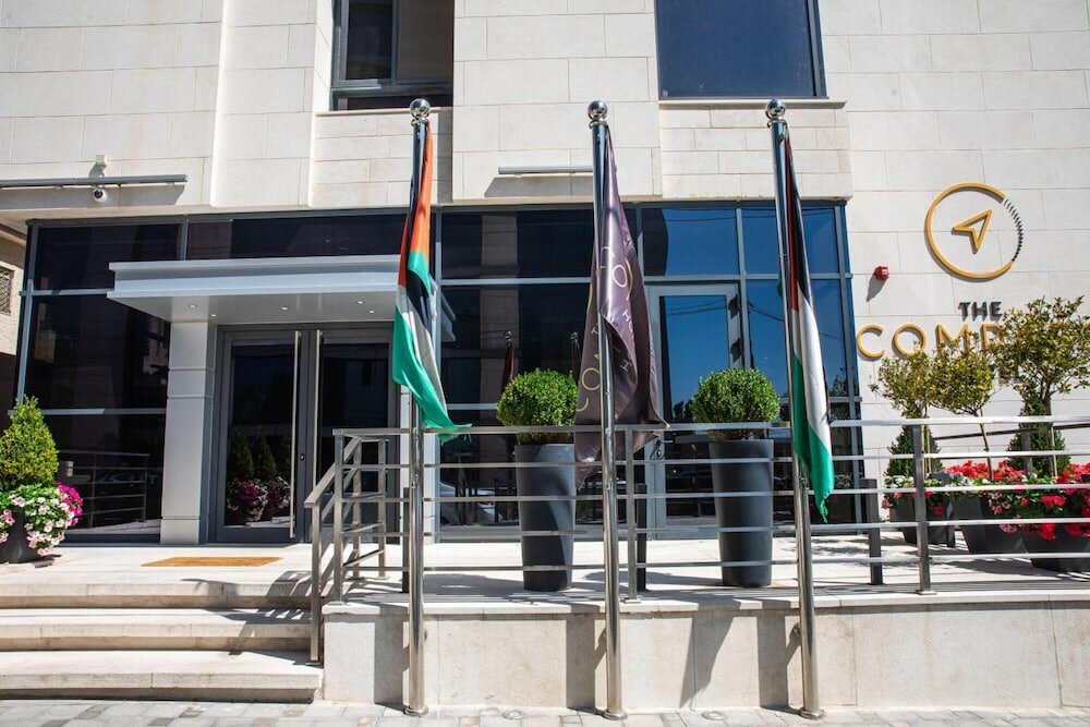 Фото The Compass Hotel