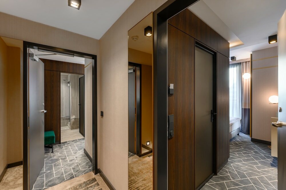 Фото Emerald Hotel & Suites 