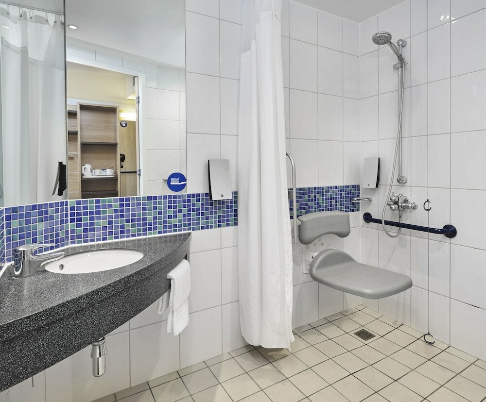 Фото Holiday Inn Express London - Newbury Park, an Ihg Hotel