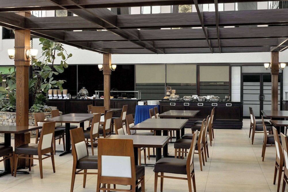 Фото Wyndham Edmonton Hotel and Conference Centre