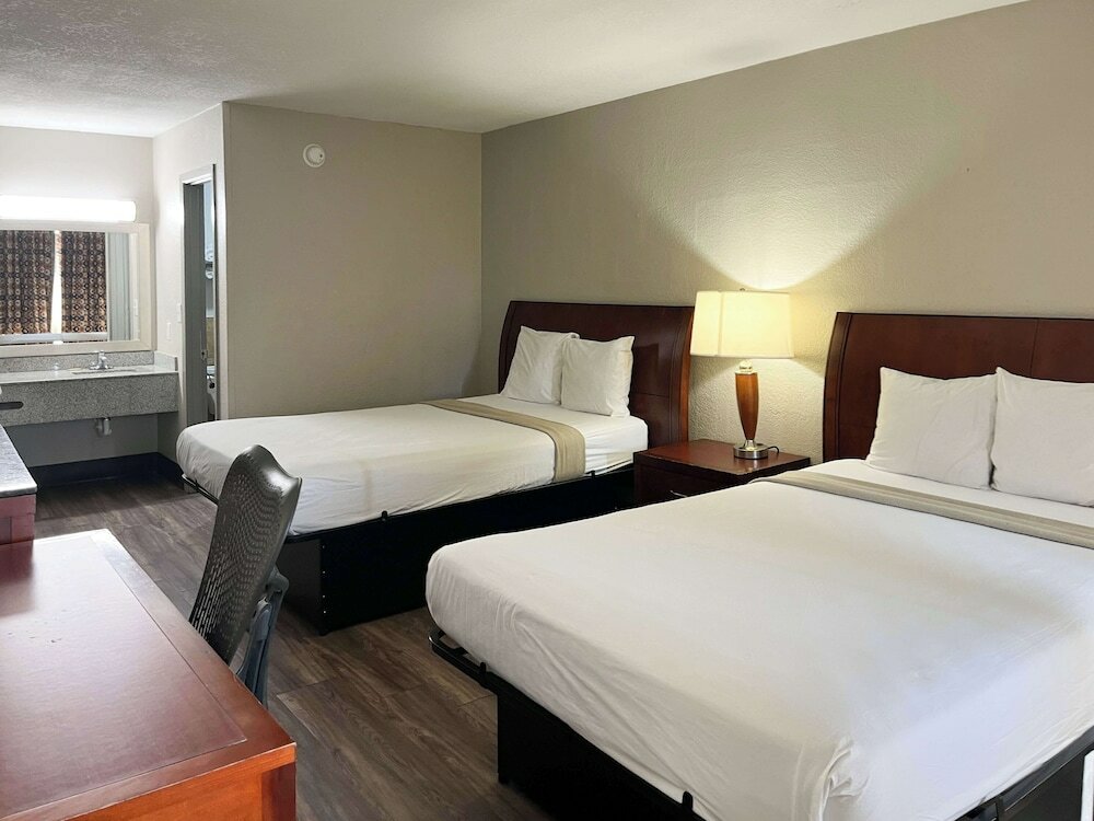 Фото Days Inn by Wyndham Raleigh Downtown South