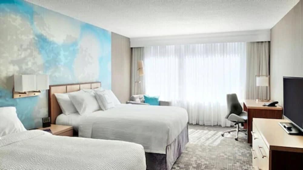 Фото Courtyard by Marriott Toronto Downtown